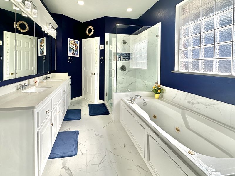 Contemporary bathroom (stock photo)
